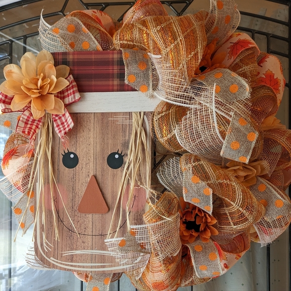 Pretty Betty Scarecrow Wreath - Picture 8 of 14